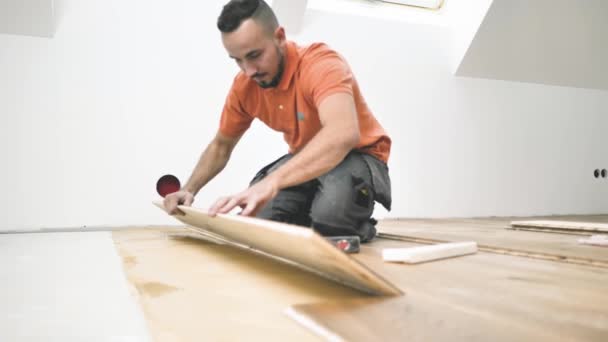 Arbeiter Verlegen Parkettboden Auf Baustelle Parkettboden Verlegen — Stockvideo