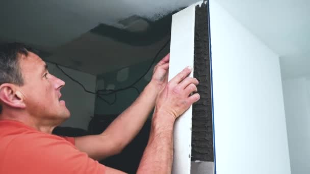 Homme Installant Des Tuiles Grand Format Sur Mur Concept Rénovation — Video