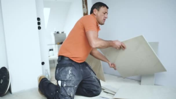 Mann Installiert Großformatige Fliesen Der Wand Sanierungskonzept Für Eigenheime — Stockvideo