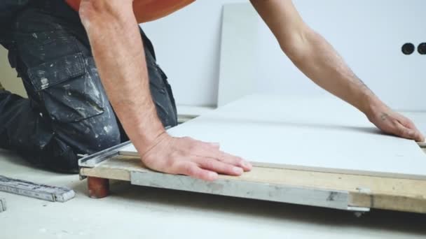 Homem Instalar Telhas Grande Formato Parede Conceito Renovação Casa — Vídeo de Stock