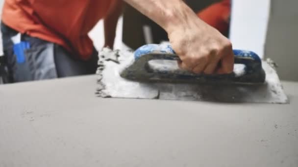 Professionele Tilers Installeren Van Grote Formaat Tegels Renovatie Binnenshuis — Stockvideo