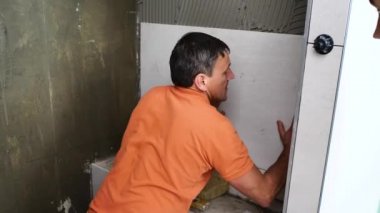 Profesyonel kiremitler büyük format döşemeleri kuruyor. ev dekorasyonu.