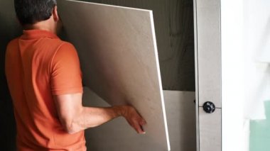 Profesyonel kiremitler büyük format döşemeleri kuruyor. ev dekorasyonu.