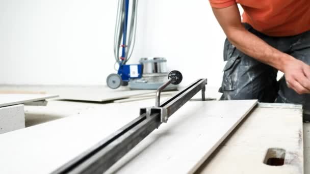 Homme Coupe Carreaux Avec Machine Pratique Sur Chantier Construction Intérieur — Video