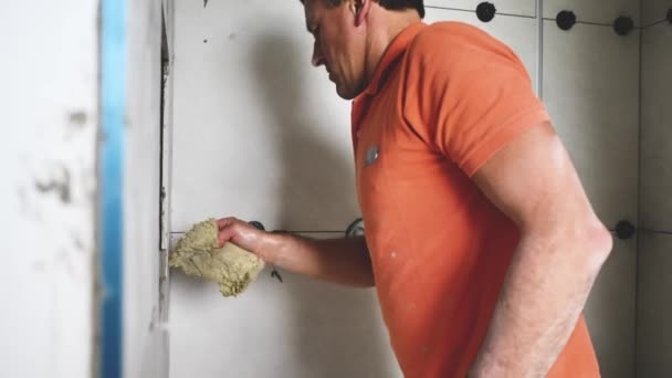 Man Installeren Van Grote Formaat Tegels Muur Woningrenovatieconcept — Stockvideo