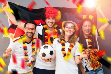 Bir grup coşkulu Alman futbol fanatiği zaferi kutluyor..
