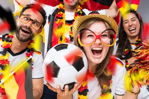 Grupa Entuzjastycznych Niemieckich Kibiców Piłki Nożnej Świętujących Zwycięstwo — Zdjęcie stockowe