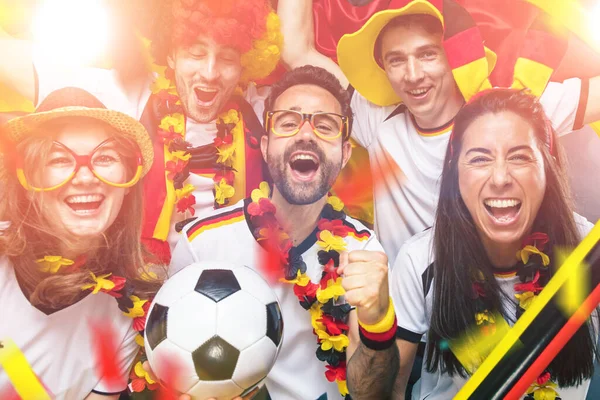 Grupa Entuzjastycznych Niemieckich Kibiców Piłki Nożnej Świętujących Zwycięstwo — Zdjęcie stockowe