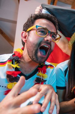 Bir grup coşkulu Alman futbol fanatiği zaferi kutluyor..