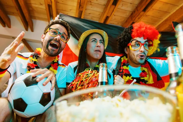 勝利を祝う熱狂的なドイツのスポーツサッカーファンのグループ — ストック写真