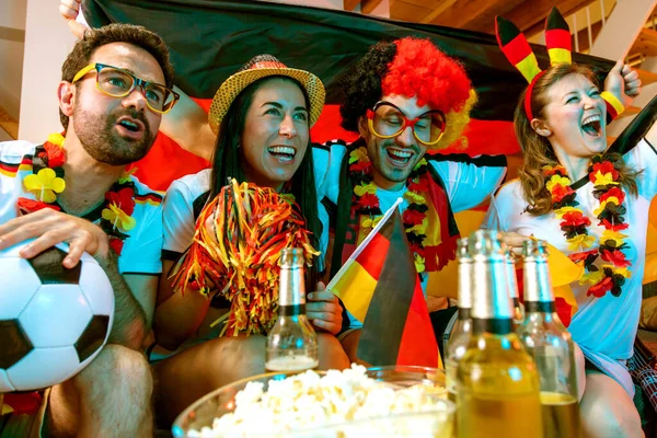 勝利を祝う熱狂的なドイツのスポーツサッカーファンのグループ — ストック写真
