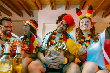 Bir grup coşkulu Alman futbol fanatiği zaferi kutluyor..