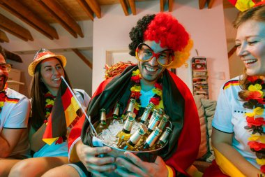 Bir grup coşkulu Alman futbol fanatiği zaferi kutluyor..