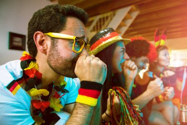 Bir grup coşkulu Alman futbol fanatiği zaferi kutluyor..