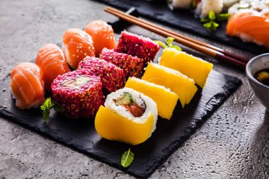 Tahtadaki lezzetli suşinin yakın plan görüntüsü.