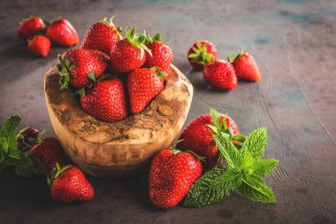 Gri arka planda taze olgun çileklerin üst görüntüsü 