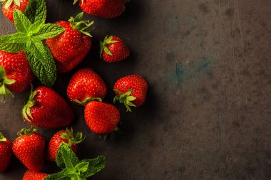 Yeşil nane yapraklı taze çilek manzarası 