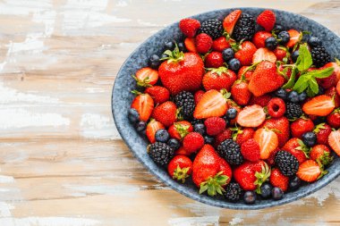 Taze olgun çilek, böğürtlen ve yaban mersinlerinin yakın plan görüntüsü 