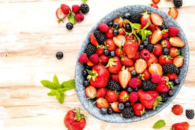 Taze olgun çilek, böğürtlen ve yaban mersinlerinin yakın plan görüntüsü 