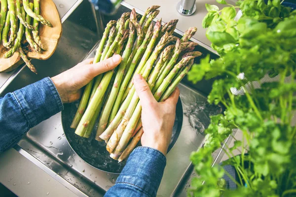 Vágott Lövés Férfi Kezét Friss Spárga Mosogató Mosógép — Stock Fotó