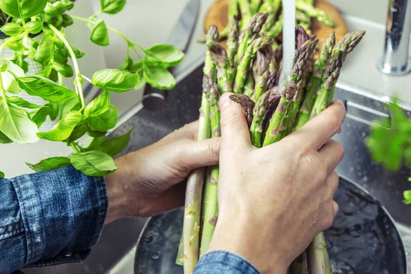 Tiro Recortado Manos Masculinas Lavando Espárragos Frescos Fregadero Cocina —  Fotos de Stock