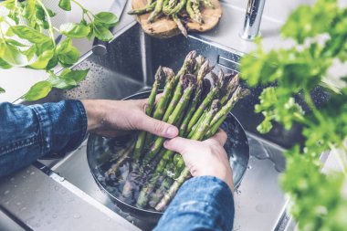 taze kuşkonmaz mutfak lavaboda yıkama erkek el atış kırpılmış