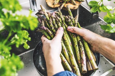 taze kuşkonmaz mutfak lavaboda yıkama erkek el atış kırpılmış