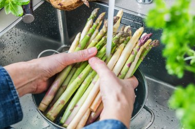taze kuşkonmaz mutfak lavaboda yıkama erkek el atış kırpılmış