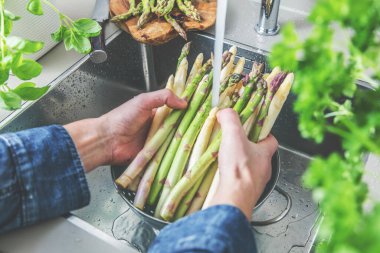 taze kuşkonmaz mutfak lavaboda yıkama erkek el atış kırpılmış
