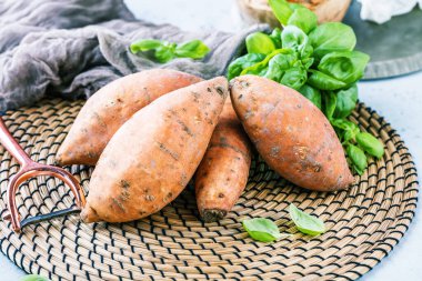 masada lezzetli bütün tatlı patates yakın çekim görünümü