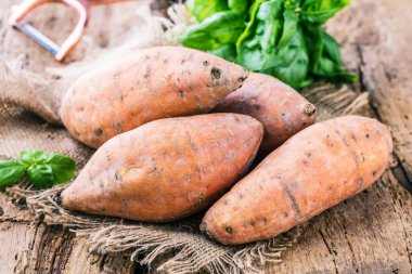 masada lezzetli bütün tatlı patates yakın çekim görünümü