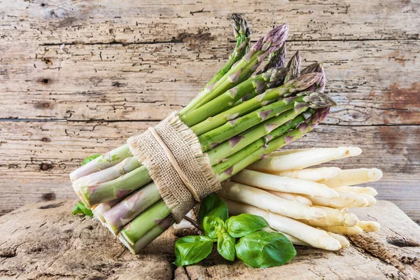 Gebonden Trossen Van Groene Witte Asperges Verse Basilicum Bladeren Houten — Stockfoto