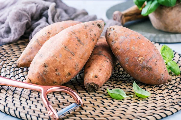 Primer Plano Vista Sabrosas Batatas Enteras Mesa — Foto de Stock