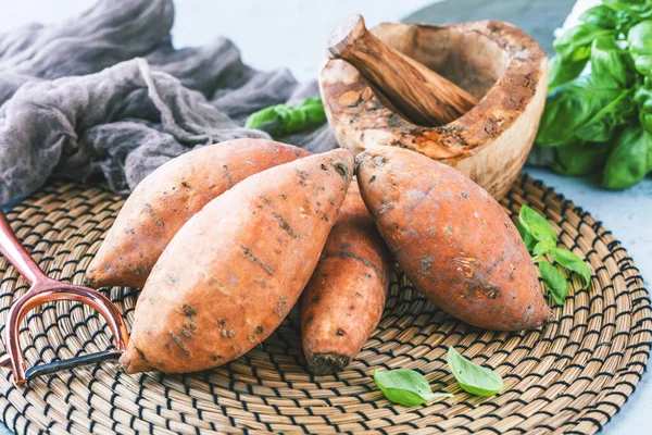 Nahaufnahme Von Leckeren Ganzen Süßkartoffeln Auf Dem Tisch — Stockfoto