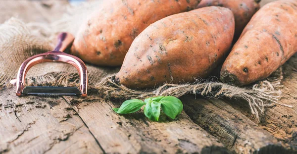 Primer Plano Vista Sabrosas Batatas Enteras Mesa — Foto de Stock