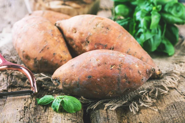 Primer Plano Vista Sabrosas Batatas Enteras Mesa — Foto de Stock