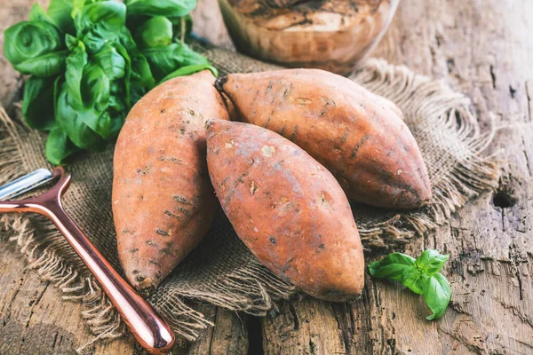 Primer Plano Vista Sabrosas Batatas Enteras Mesa — Foto de Stock