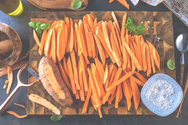 Vista Superior Batatas Rodajas Orgánicas Sobre Tabla Madera —  Fotos de Stock