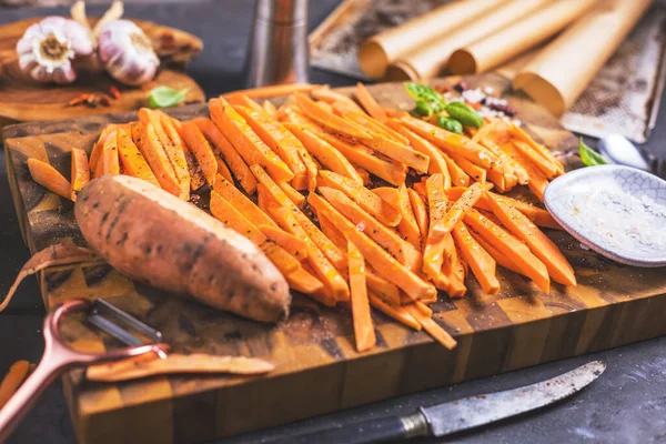 Vista Cerca Papas Dulces Rodajas Saludables Tablero Madera —  Fotos de Stock