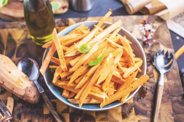 tatlı patates yakından görmek ile lezzetli kase dilimlenmiş ve fesleğen yaprağı, seçici odak 