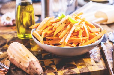 tatlı patates yakından görmek ile lezzetli kase dilimlenmiş ve fesleğen yaprağı, seçici odak 