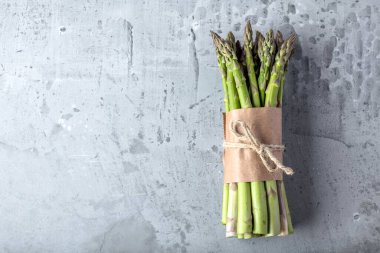 Bir demet taze organik kuşkonmaz manzarası.  