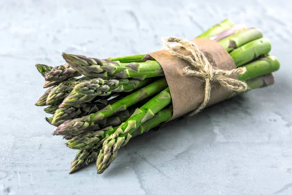 Widok Bliska Kilka Świeżych Organicznych Szparagów — Zdjęcie stockowe