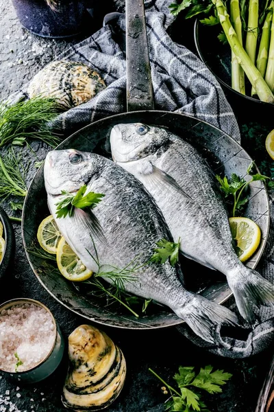 Свежая Сырая Рыба Дорадо Спаржей Специями Травами Лимоном Солью Тёмном — стоковое фото