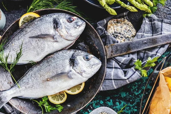 新鲜的生鱼片或淡水鱼 有芦笋 柠檬和盐 背景深色 — 图库照片