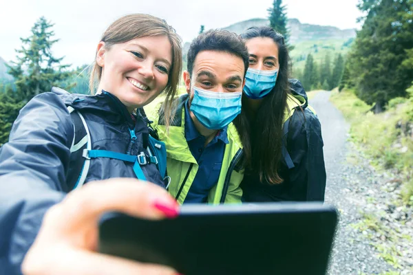 Hiking Friends Protective Masks Standing Mountain Terrain Taking Selfie Foggy — Stock Photo, Image