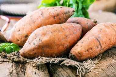 Lezzetli yatın ya da tatlı patateslerin yakın plan görüntüsü.