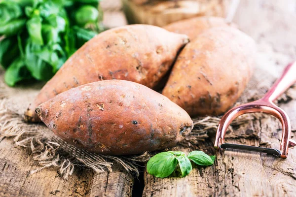 Vista Cerca Sabrosas Batatas Enteras Mesa Madera — Foto de Stock