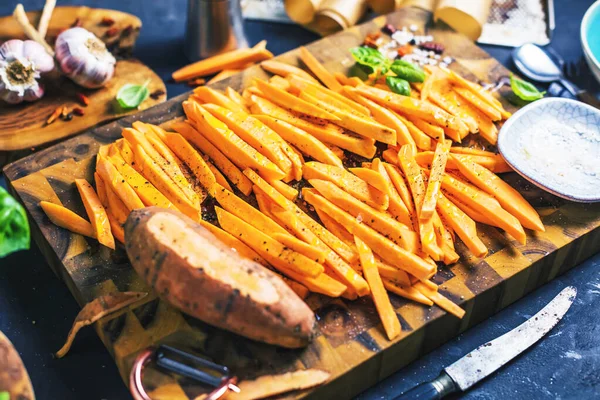 Vista Superior Las Batatas Rodajas Con Hojas Sal Pimienta Albahaca —  Fotos de Stock