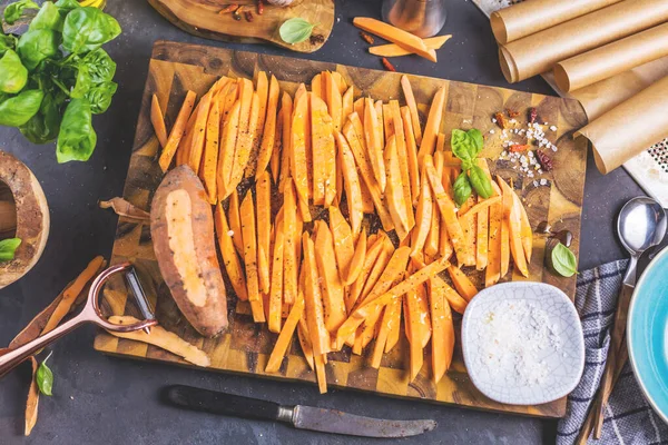 Vista Superior Las Batatas Rodajas Con Hojas Sal Pimienta Albahaca —  Fotos de Stock